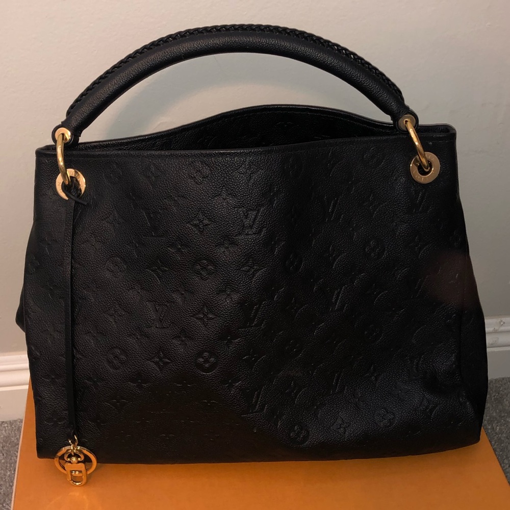 Louis Vuitton Artsy MM in Black